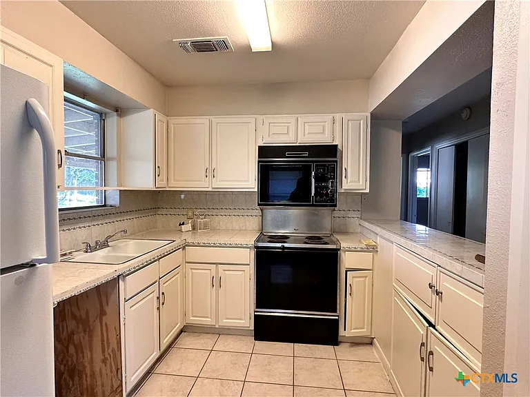 1009 Hazelton St — Photo 10