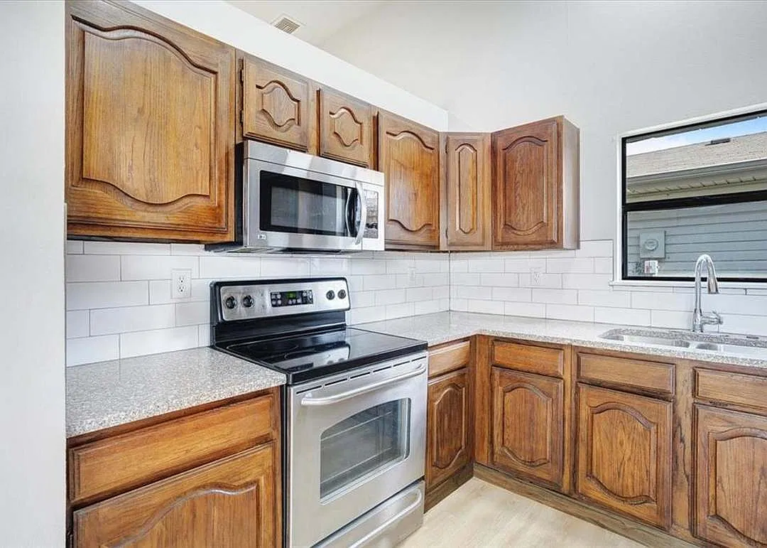 3 bed, 2.0 bath, 1321 sqft, $2,190 — Photo 4
