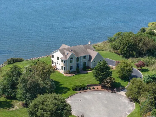25 Skyhaven Drive, East Patchogue, NY 11772
