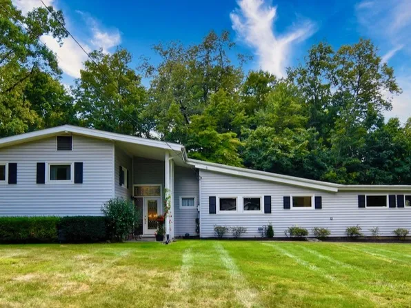 15915 Laurel Rd, Chagrin Falls, OH 44022