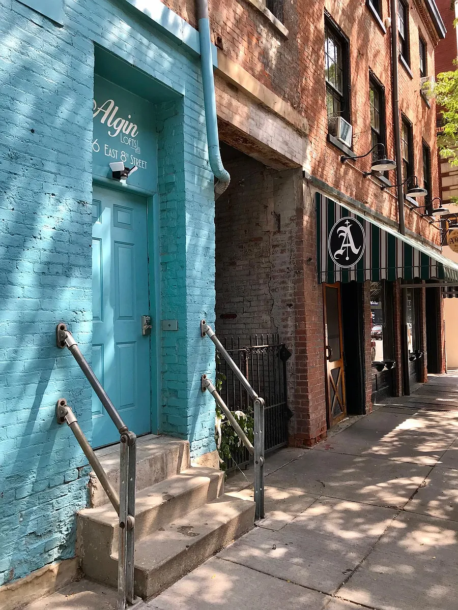 Building Photo - 206 E 8th St #2