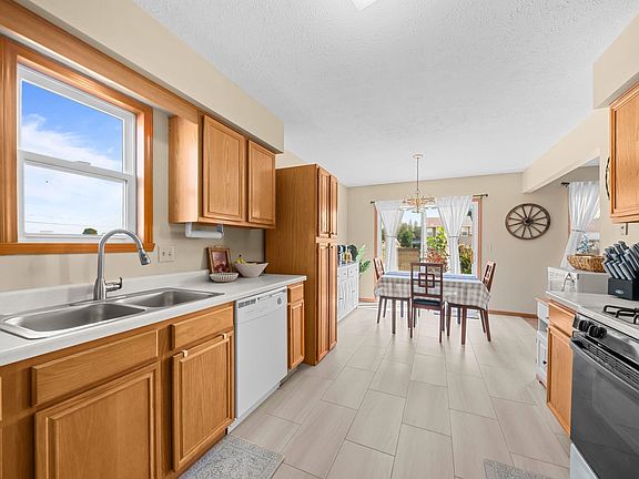3rd image of 627 Cranbrook Ln