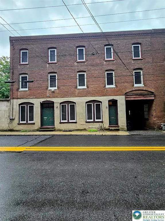 2 bed, 1.0 bath, 1248 sqft, $2,295 — Photo 1