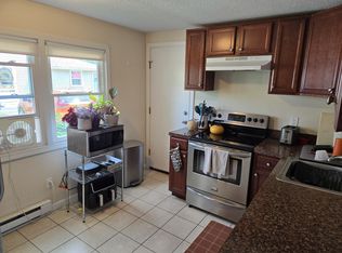 2 Dartmouth St #B, Easthampton, MA 01027
