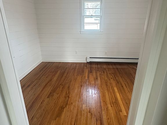 5th image of 128 Royal Ave