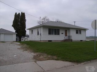 912 W 3rd St, Vinton, IA 52349