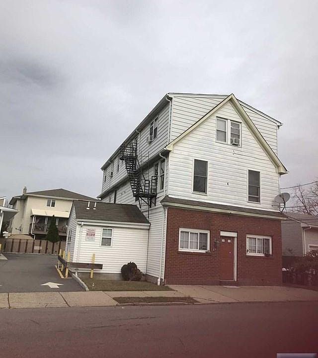 2nd image of 209 Market St #1