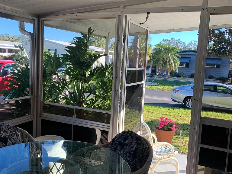 Camelot Dr N — Photo 12