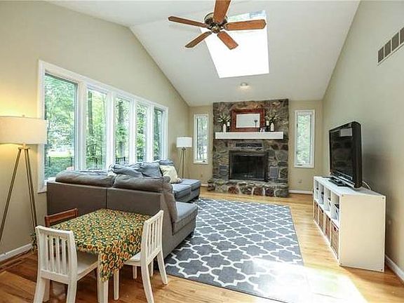 4th image of 25 Green Pine Ln