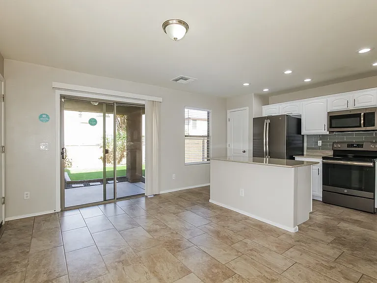 18538 W Fairway Dr — Photo 8
