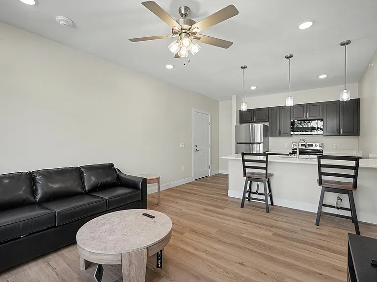 512 W Clark St — Photo 35