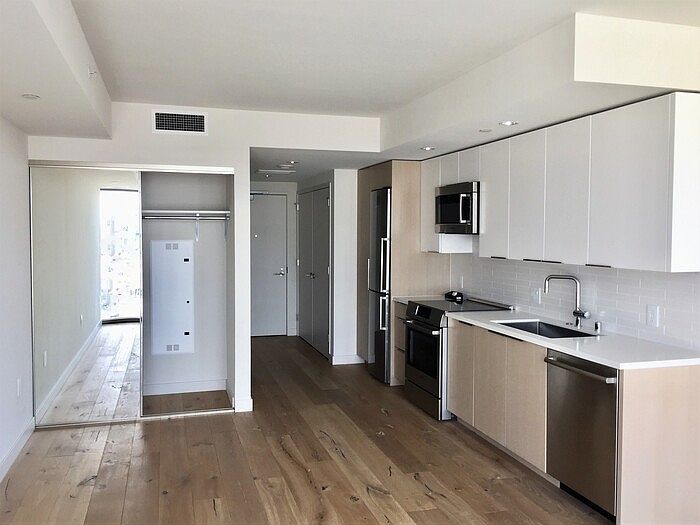 1st image of 1001 Queen St #1211