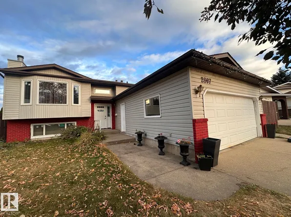 2807 35th St NW, Edmonton, AB T6L 5K2