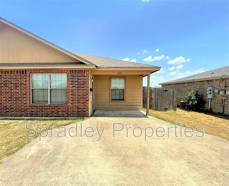 3 bed, 1.0 bath, 1000 sqft, $1,175 — Photo 1