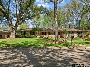 555 Lakeshore Dr, Palestine, TX 75801