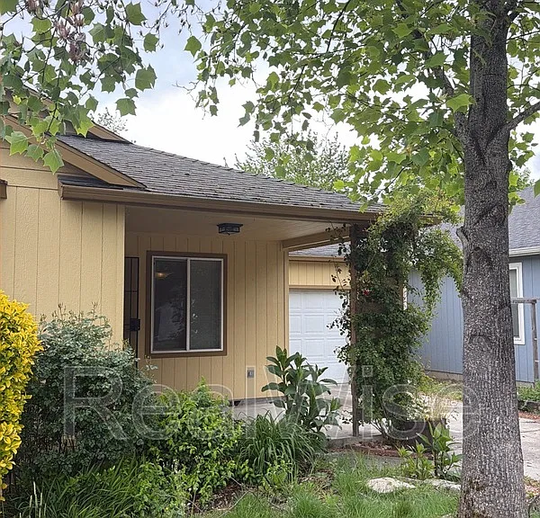 1951 SW Betty Ln — Photo 2