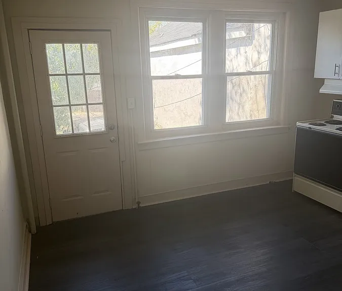 352 1/2 E Airy St — Photo 6