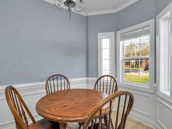 4th image of 1079 Laurel Ln