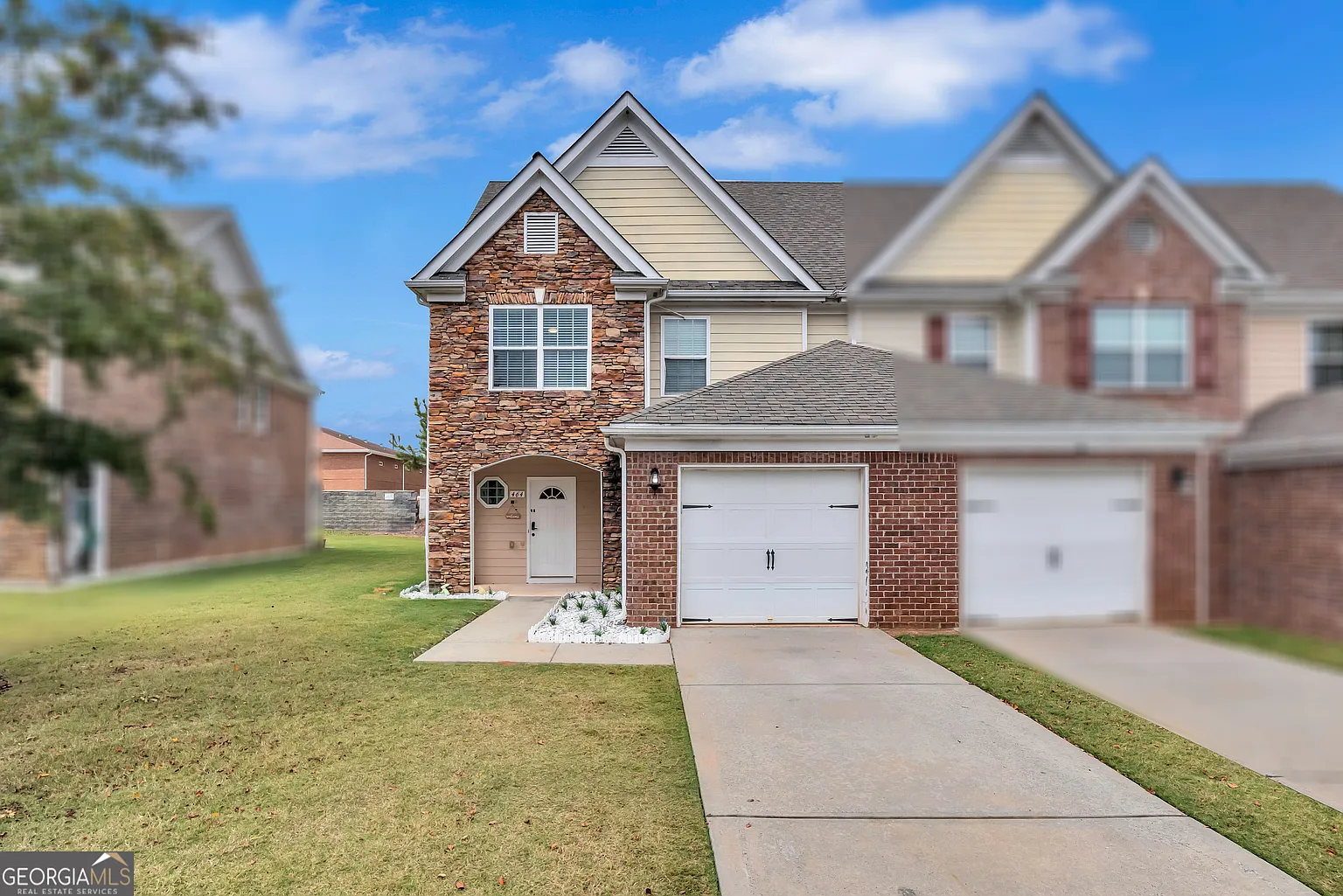 464 Village Way photo 1