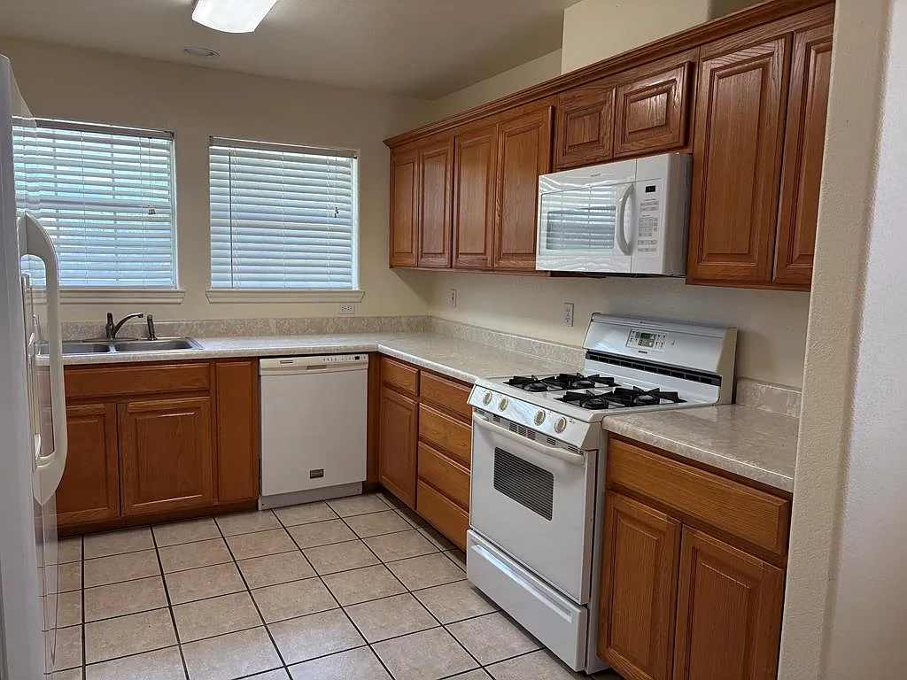 3 bed, 2.0 bath, 1570 sqft, $2,100 — Photo 4