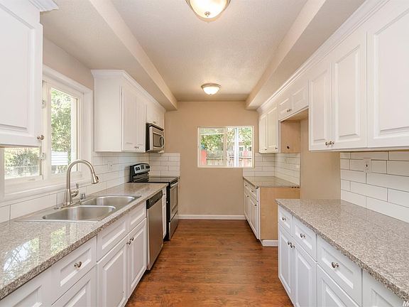 5th image of 5921 Canary Dr