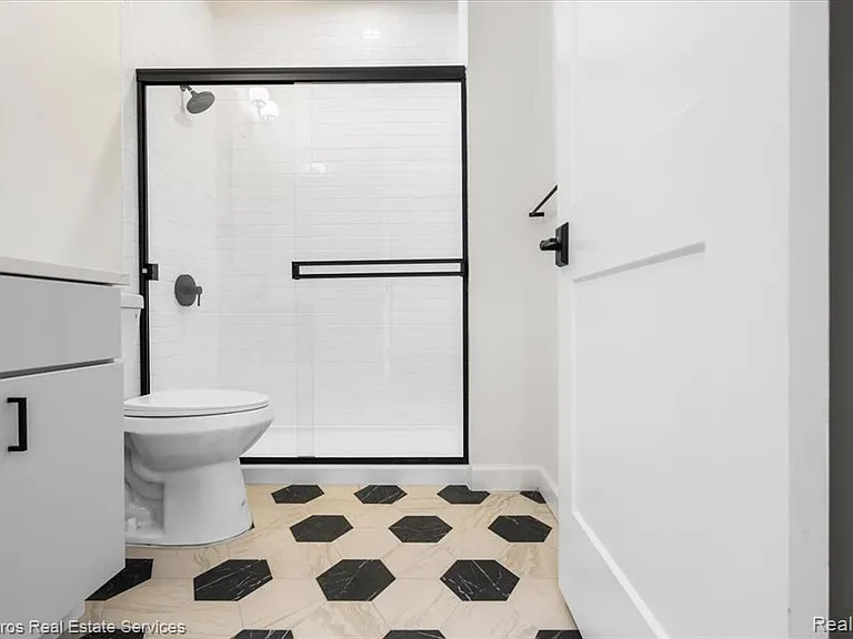 389 Saint Clair St #305 — Photo 13