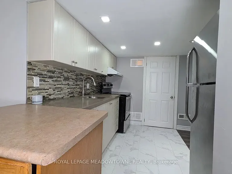 259 Queen Mary Dr — Photo 6