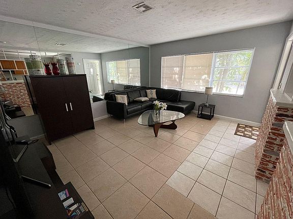 3rd image of 332 Sunset Dr