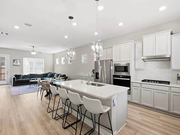 2419 Driftwood Trl — Photo 4