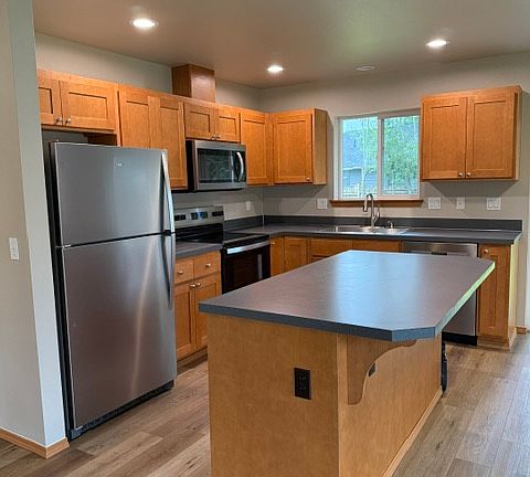 3rd image of 400 Alder Pl #400