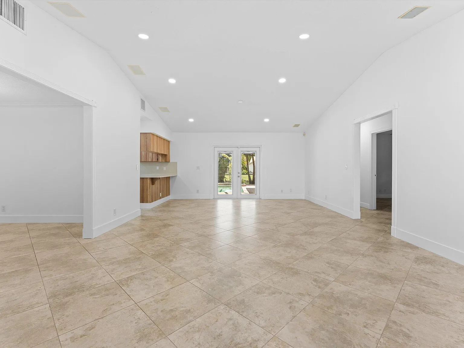 4 bed, 2.0 bath, 1821 sqft, $4,300 — Photo 4