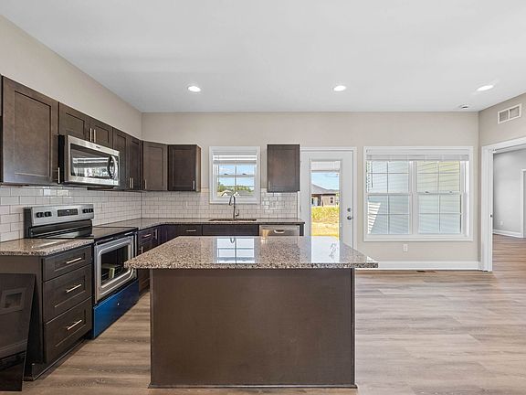 4th image of 2778 Cedrus Ave