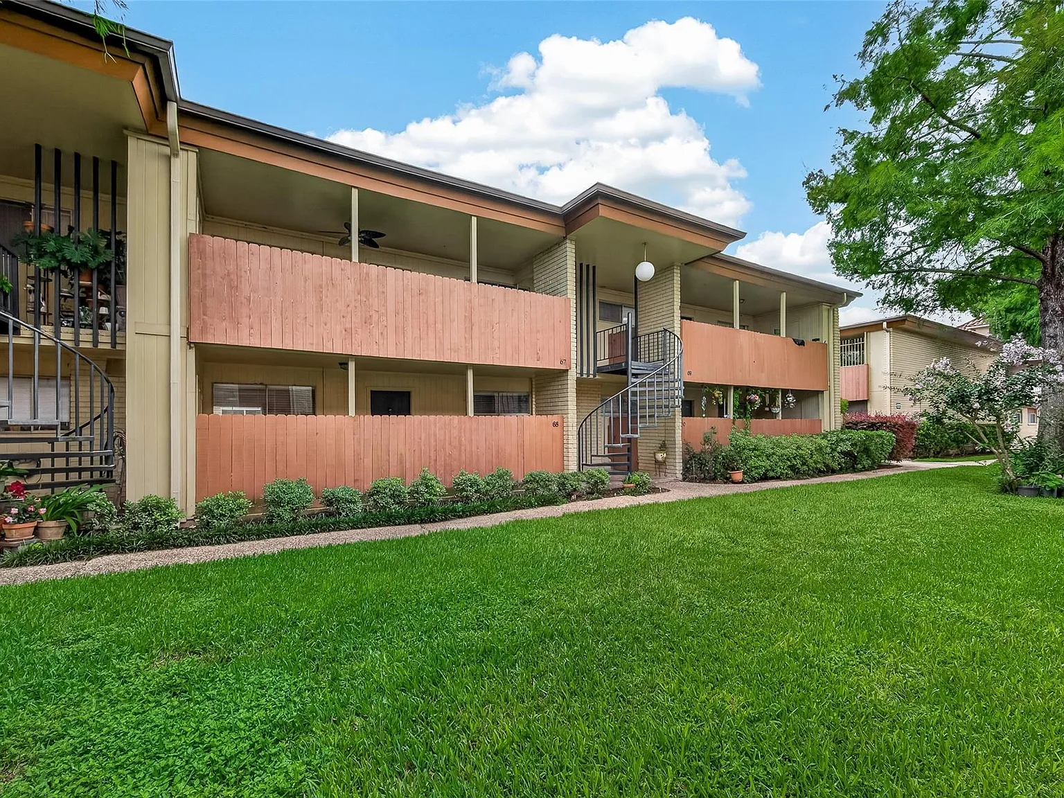 2 bed, 1.0 bath, 899 sqft, $1,395 — Photo 2