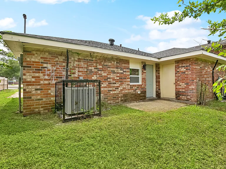 1075 Tallow Tree Ln — Photo 13