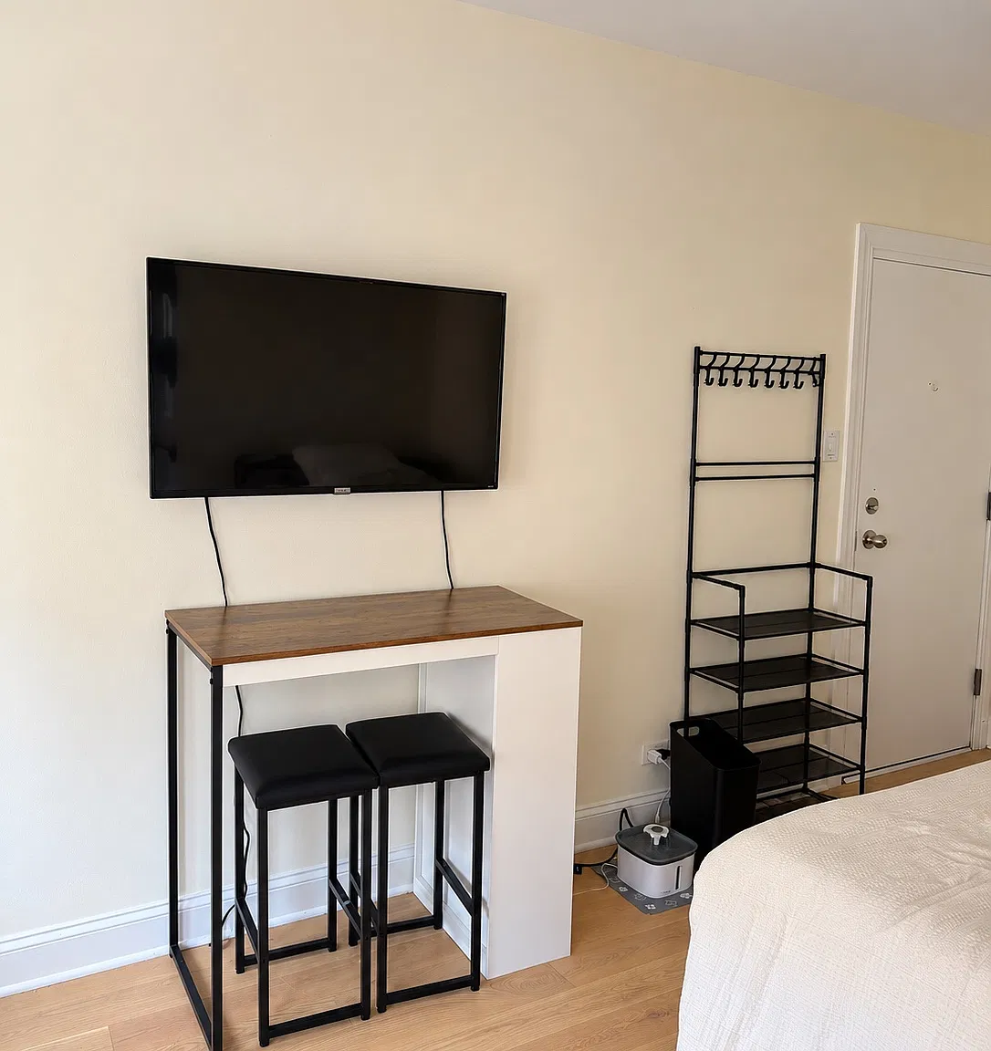 4240 N Clarendon Ave — Photo 3