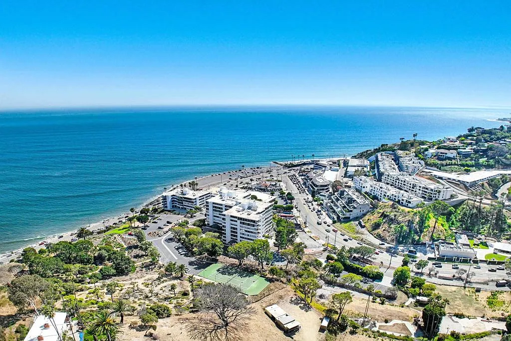 Building Photo - 17352 W Sunset Blvd #204