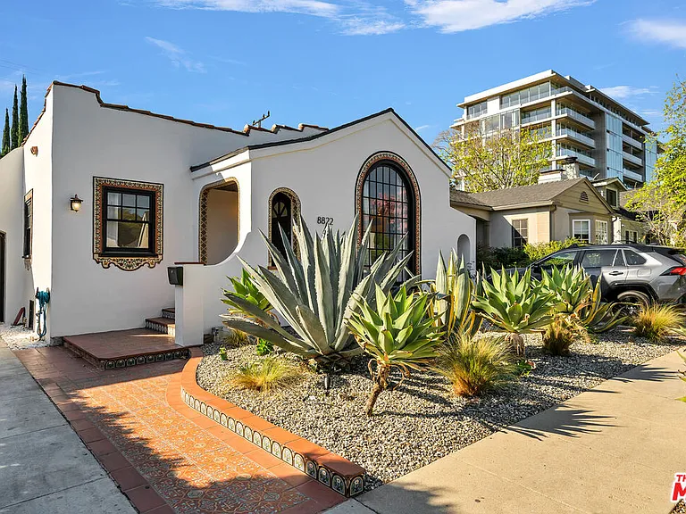 8822 Rosewood Ave — Photo 3