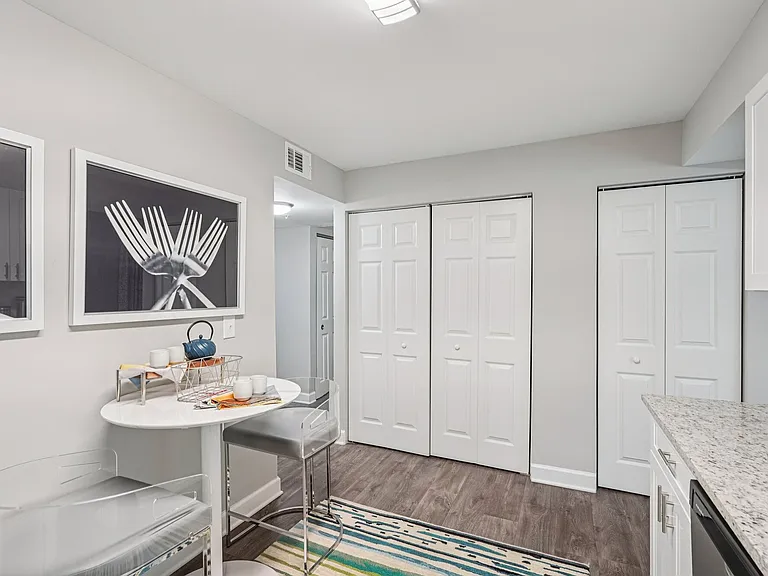 Las Palmas Apartments — Photo 22