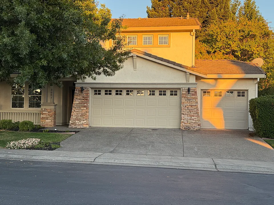 3001 Fox Hill Dr