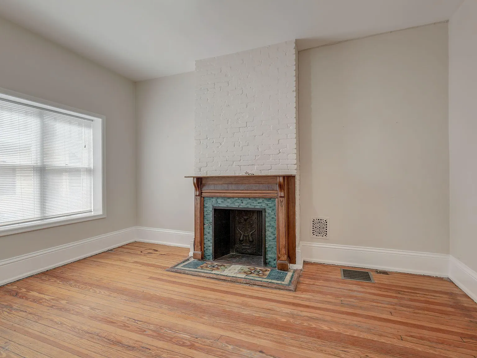 3 bed, 1000 sqft, $4,100 — Photo 2