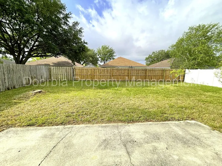 11098 Lord Taylor Dr — Photo 20