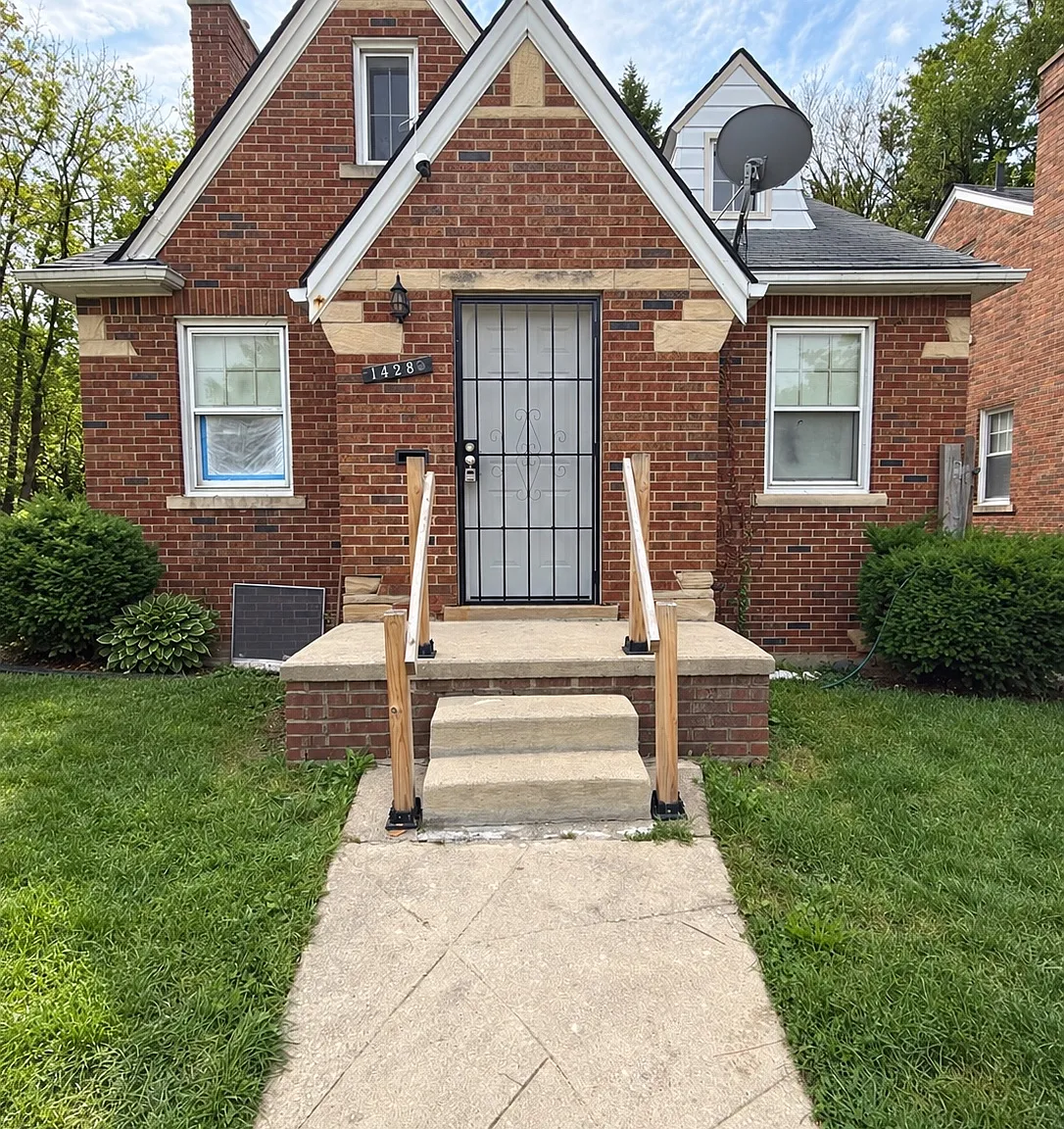 3 bed, 923 sqft, $1,300 — Photo 1