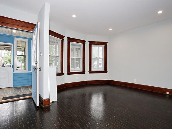 4th image of 19 E 2nd St