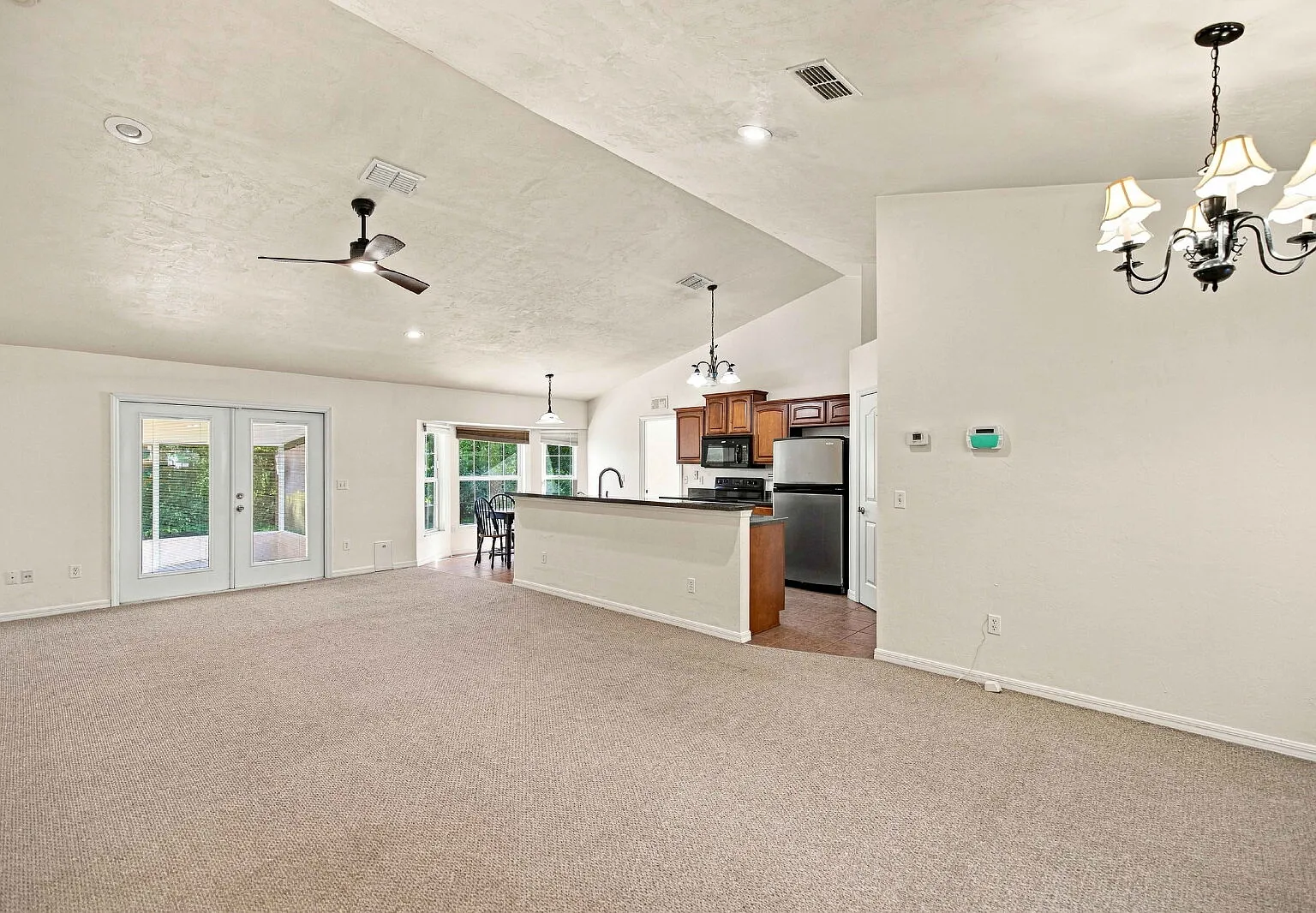 3 bed, 2.0 bath, 1411 sqft, $1,895 — Photo 3