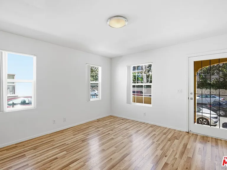 3611 W 4th St — Photo 3