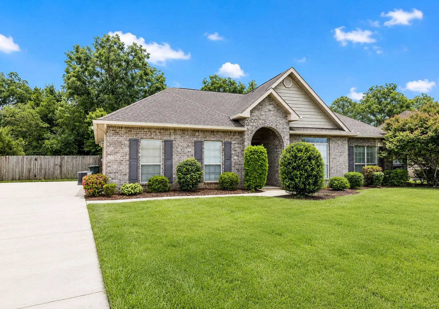 Spacious 3-Bedroom Home in Daphne — Photo 2