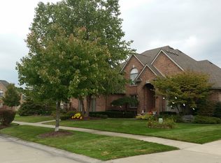 28005 Lansdowne Dr, Harrison Township, MI
