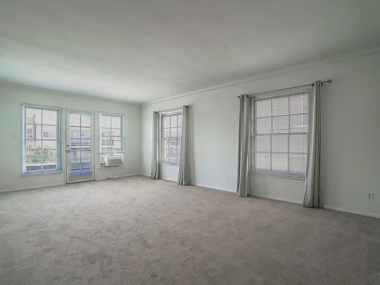 8551-8561 Holloway Dr — Photo 1