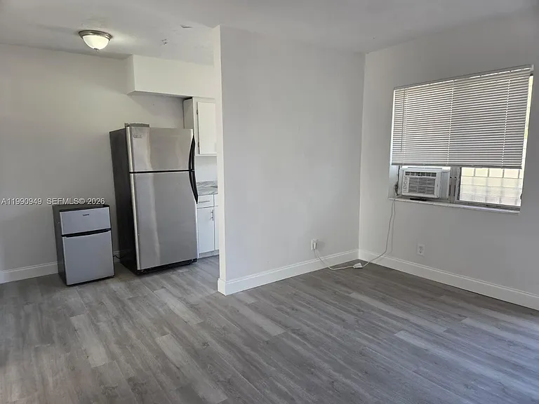 1628 SW 7th St #8 — Photo 2