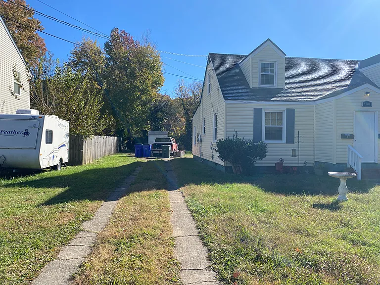 5209 Poston Ln #B — Photo 3